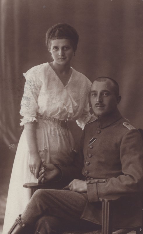Portret żołnierza i jego żony (zdjęcie czarno-białe) autorstwa European Photographer