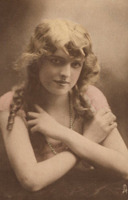 Portret młodej kobiety. (zdjęcie czarno-białe) autorstwa European Photographer