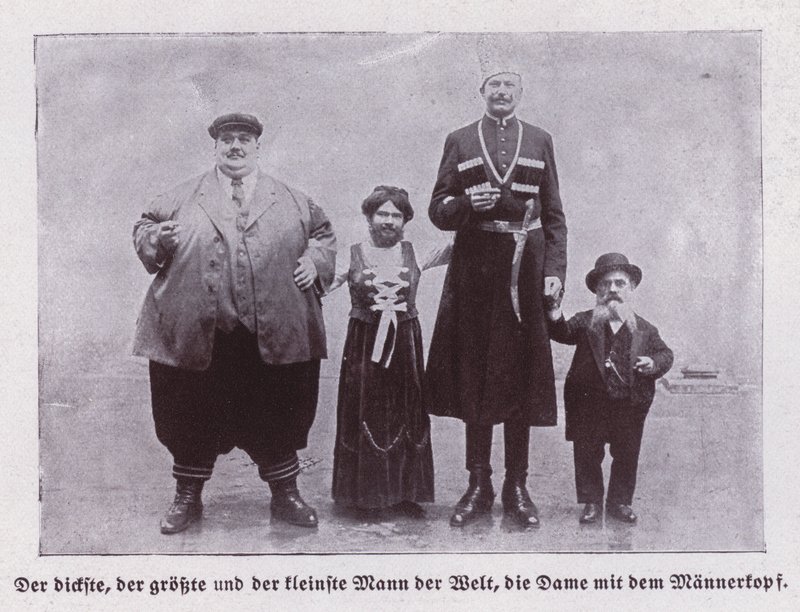 Najgrubszy, najwyższy i najniższy mężczyzna na świecie i brodaty dama (zdjęcie czarno-białe) autorstwa European Photographer