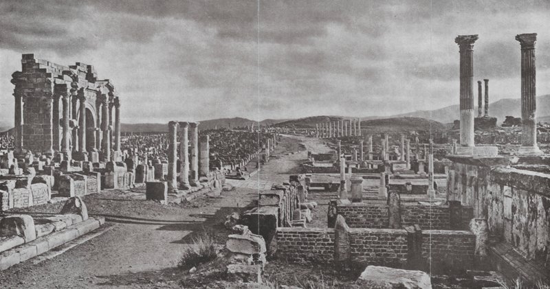 Timgad (zdjęcie czarno-białe) autorstwa European Photographer
