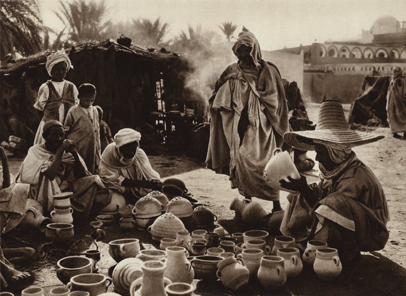 Oaza Touggourt, targ garnków (zdjęcie czarno-białe) autorstwa European Photographer