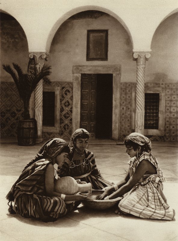Tunis, grupa kobiet w arabskim domu (zdjęcie czarno-białe) autorstwa European Photographer
