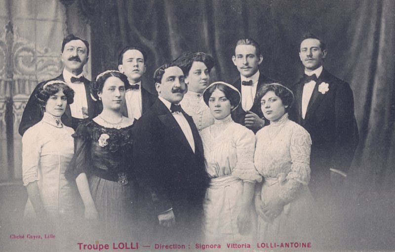 Vittoria Lolli-Antoine i trupa Lolli (zdjęcie czarno-białe) autorstwa European Photographer