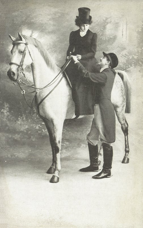 Kobieta i mężczyzna w strojach jeździeckich (zdjęcie czarno-białe) autorstwa European School