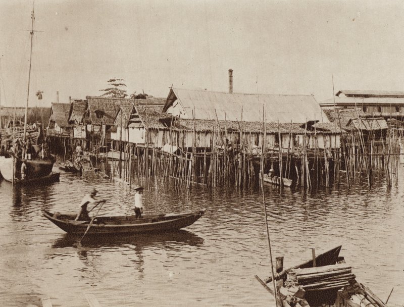Domy rybaków na stosach nad wodą, Singapur (zdjęcie czarno-białe) autorstwa Ewing Galloway