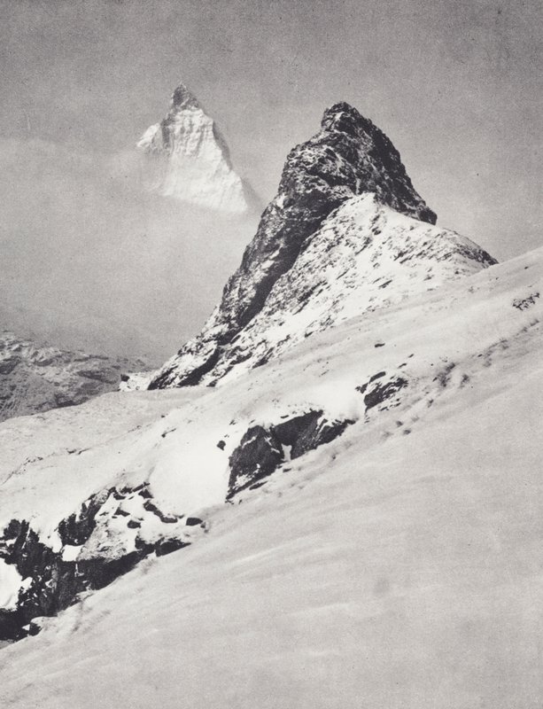 Alpy Pennińskie: Matternhorn i Riffelhorn (zdjęcie czarno-białe) autorstwa Francis Sydney Smythe
