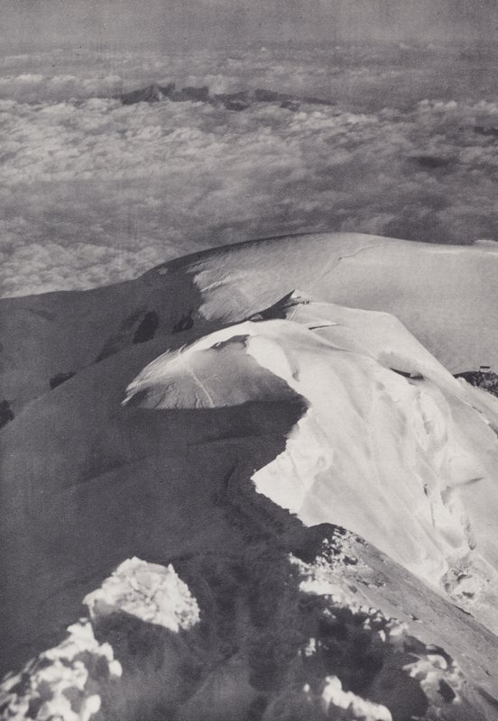 Pasmo Mont Blanc: The Summit Ridge of Mont Blanc (zdjęcie czarno-białe) autorstwa Francis Sydney Smythe