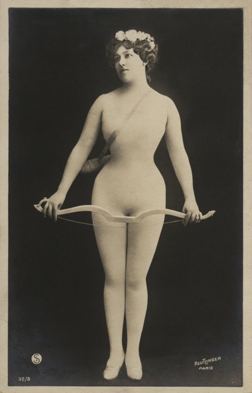 Dziewczyna z łukiem i strzałą autorstwa French Photographer