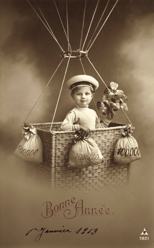 Karta noworoczna z 1913 roku, przedstawiająca chłopca wznoszącego się balonem, z dużą ilością pieniędzy jako balastem autorstwa French Photographer