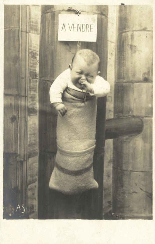 Vendre, dziecko na sprzedaż (zdjęcie czarno-białe) autorstwa French Photographer