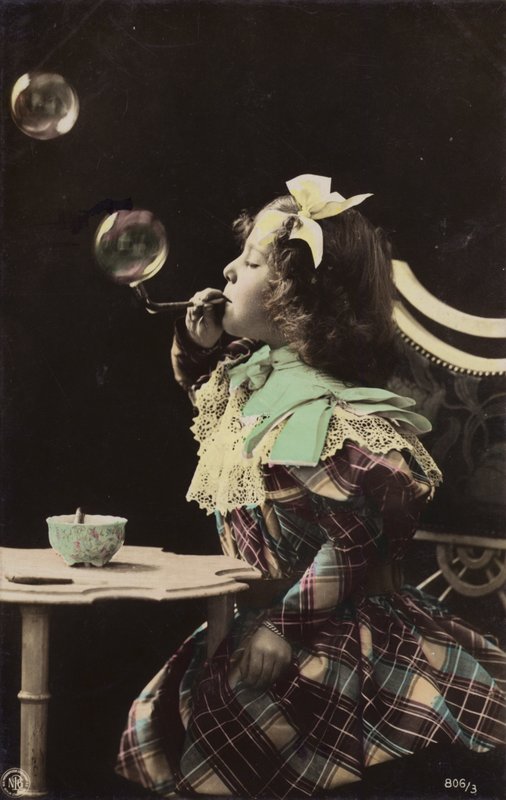 Mała dziewczynka dmuchająca bąbelki z fajki (przyciemnione zdjęcie) autorstwa French Photographer