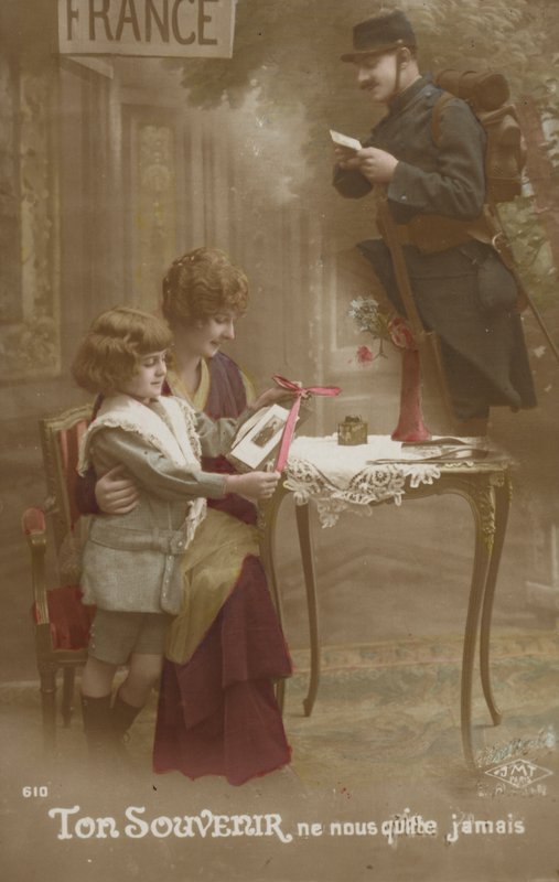 Matka i dziecko przygotowują list do ojca żołnierza (podbarwione zdjęcie) autorstwa French Photographer