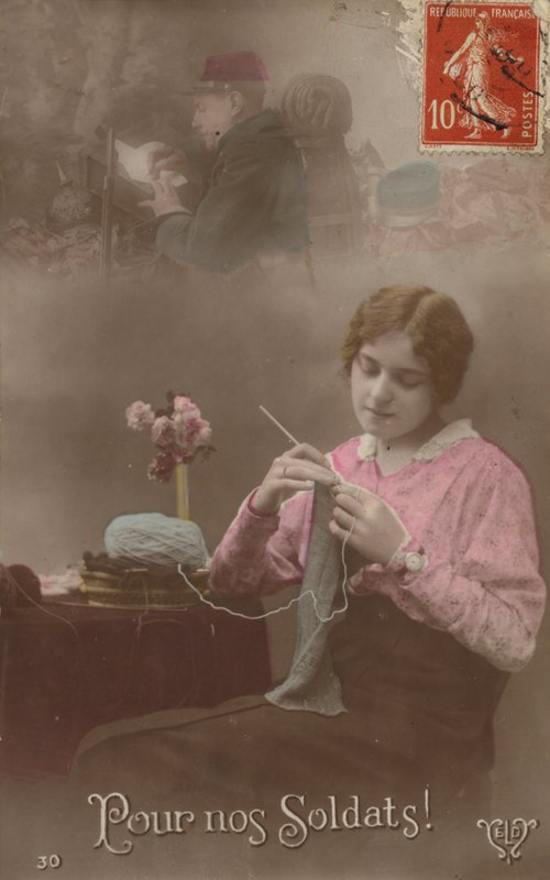 Młoda kobieta robi na drutach, myśląc o swoim żołnierzu, który pisze list do domu (przyciemnione zdjęcie) autorstwa French Photographer