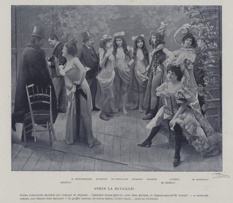 Aktorki w Theatre des Varietes, Paryż, po przedstawieniu (zdjęcie czarno-białe) autorstwa French Photographer