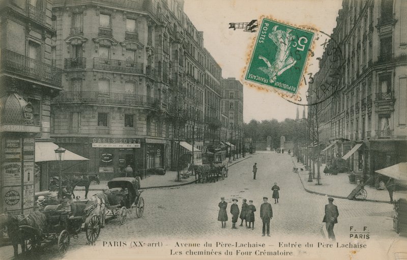 Avenue du Pere-Lachaise w 20. dzielnicy Paryża we Francji. Widok na ulicę z wejściem na cmentarz Pere Lachaise i kominami krematorium. Pocztówka wysłana w 1913 roku. autorstwa French Photographer