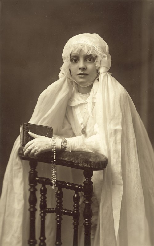 Piękna młoda dziewczyna ubrana do Pierwszej Komunii (zdjęcie czarno-białe) autorstwa French Photographer