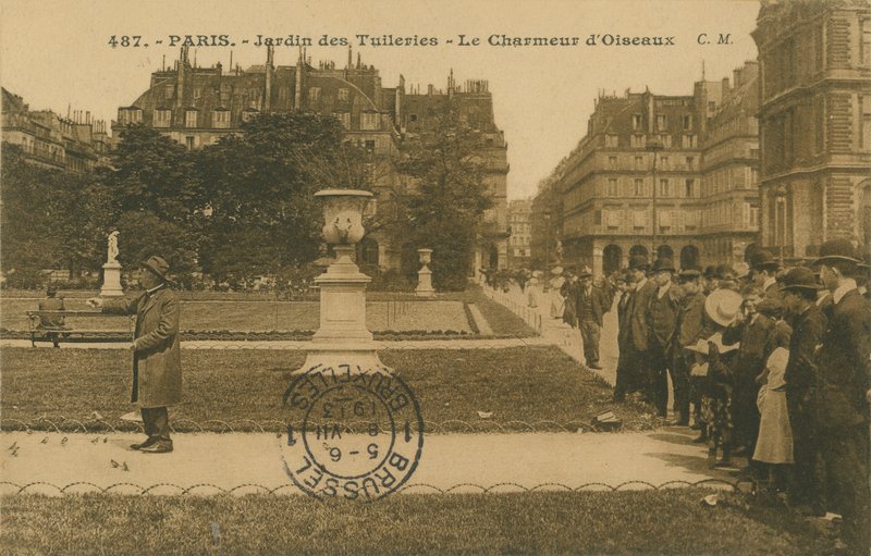 Zaklinacz ptaków w Jardin des Tuileries w Paryżu. Pocztówka wysłana w 1913 roku. autorstwa French Photographer