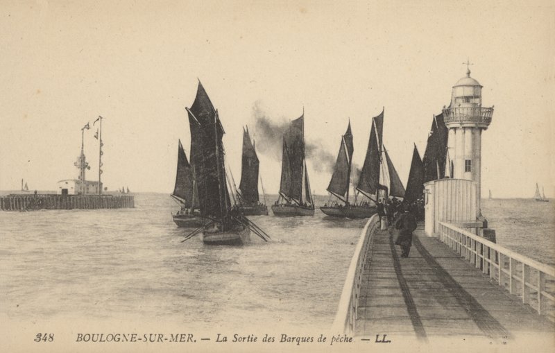 Boulogne-sur-Mer, Opuszczanie łodzi rybackich (zdjęcie czarno-białe) autorstwa French Photographer