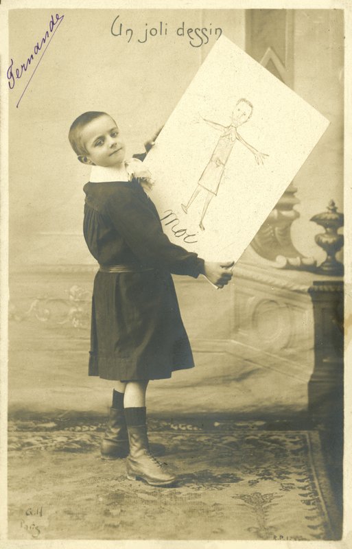 Chłopiec z rysunkiem (zdjęcie czarno-białe) autorstwa French Photographer