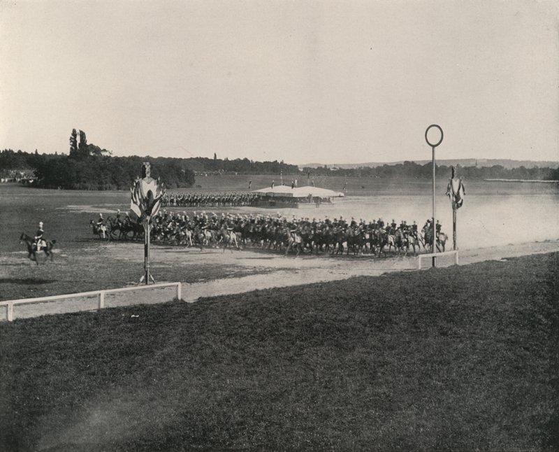 Manewr kawalerii na Longchamps (zdjęcie czarno-białe) autorstwa French Photographer