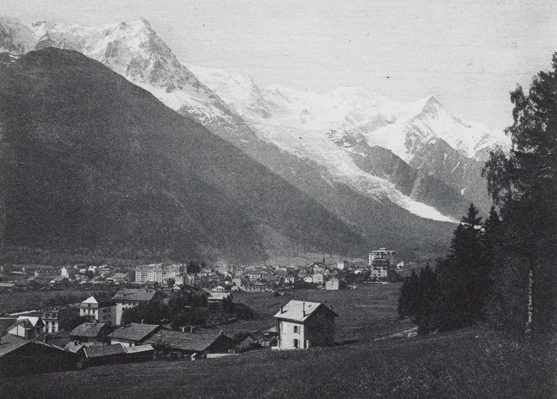 Chamonix i Mont Blanc (zdjęcie czarno-białe) autorstwa French Photographer