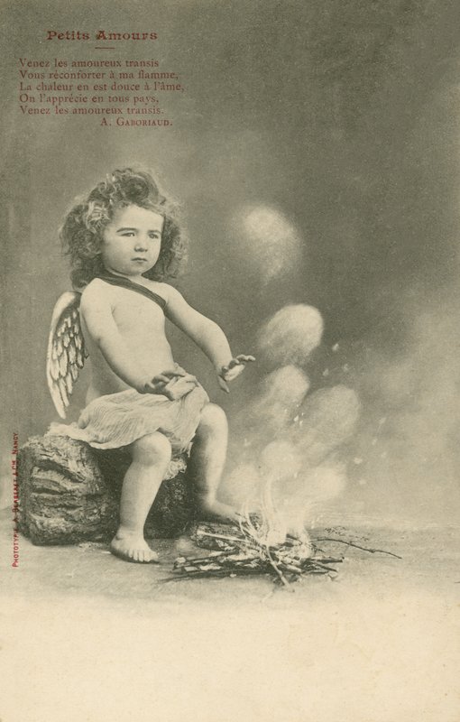 Aniołek siedzący przy ognisku (zdjęcie czarno-białe) autorstwa French Photographer