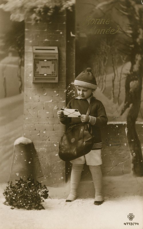 Dziecko zamierza wysłać list autorstwa French Photographer