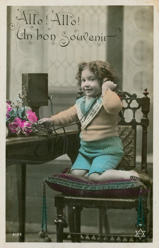 Dziecko korzystające z telefonu autorstwa French Photographer