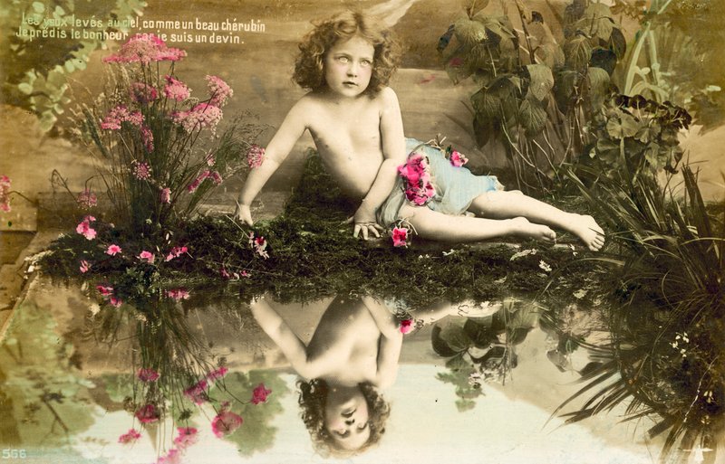 Dziecko, z odbiciem w basenie autorstwa French Photographer