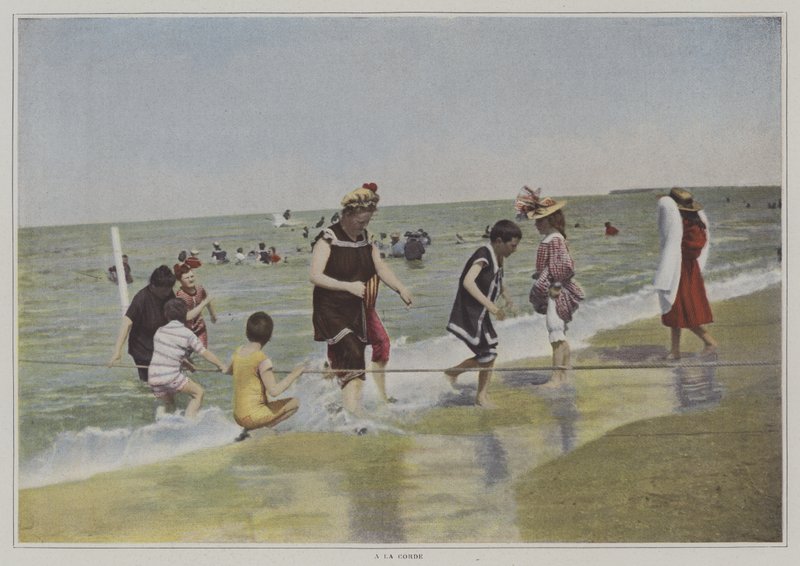 Dzieci bawiące się liną na plaży (kolorowe zdjęcie) autorstwa French Photographer