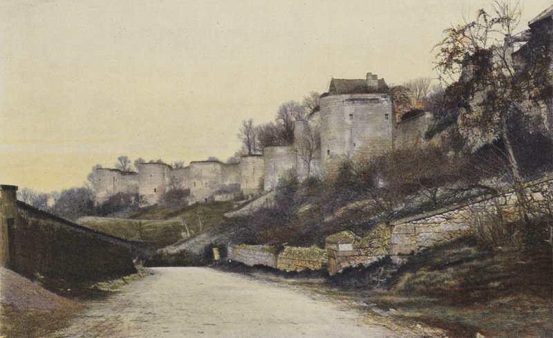 Coucy-le-Chateau, Stare mury obronne autorstwa French Photographer