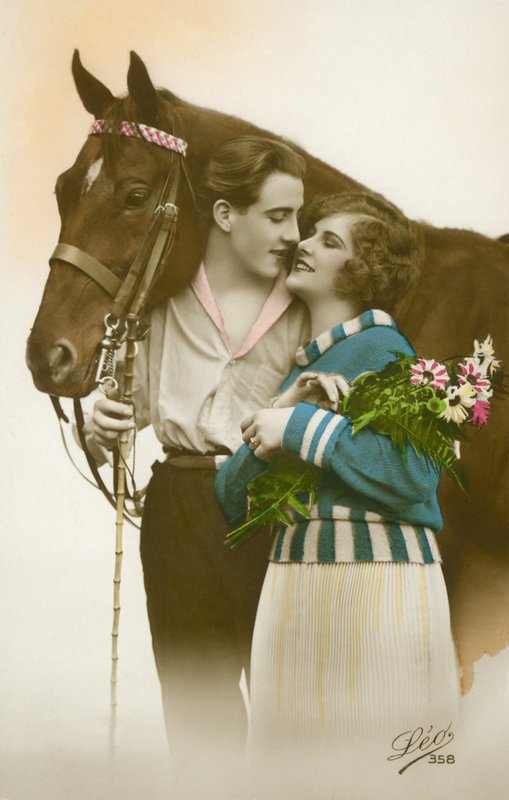 Para o pocałunku, stojąca przy brązowym koniu (kolorowe zdjęcie) autorstwa French Photographer