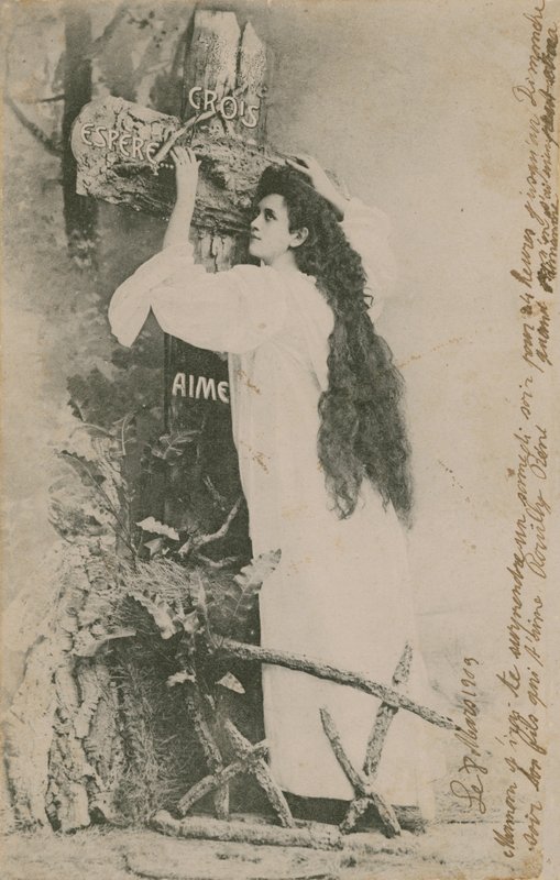 Crois Espere Aime (Uwierz w miłość nadziei). Pocztówka wysłana w 1913 r. Pismo na prawym brzegu to osobista wiadomość między członkami rodziny. autorstwa French Photographer