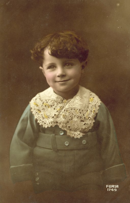Śliczny chłopiec z dużym uśmiechem (zdjęcie kolorowe) autorstwa French Photographer