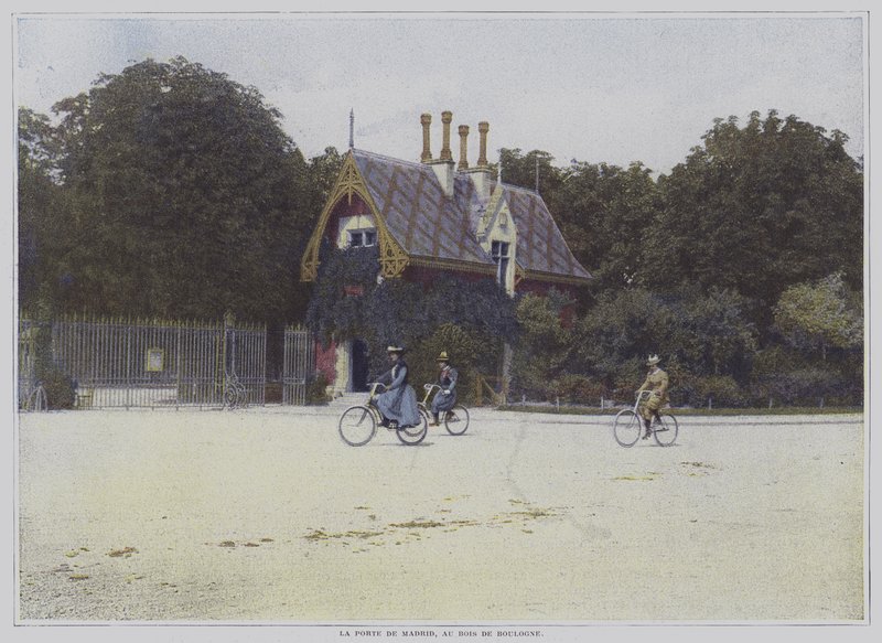 Rowerzyści przejeżdżający obok Porte de Madrid w Bois de Boulogne w Paryżu (kolorowe zdjęcie) autorstwa French Photographer