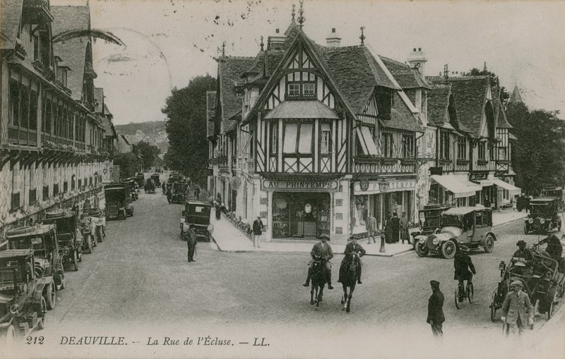 Deauville, La Rue de lEcluse. Pocztówka wysłana w 1913 roku. autorstwa French Photographer