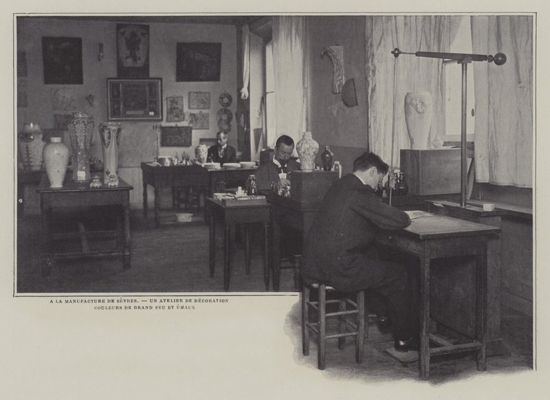 Warsztaty dekoratorskie w fabryce porcelany Sevres we Francji (zdjęcie czarno-białe) autorstwa French Photographer