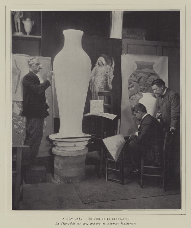 Warsztaty dekoratorskie w fabryce porcelany Sevres we Francji (zdjęcie czarno-białe) autorstwa French Photographer