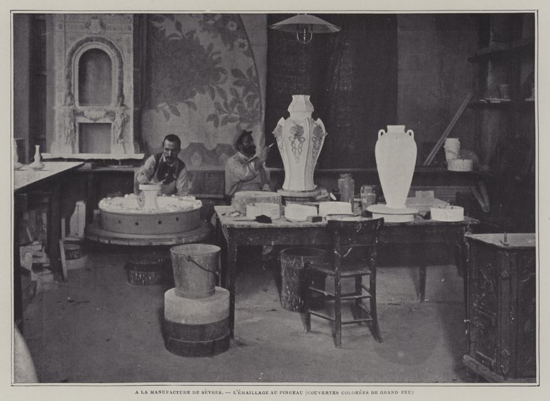 Emaliowanie pędzlem w fabryce porcelany Sevres we Francji (zdjęcie czarno-białe) autorstwa French Photographer