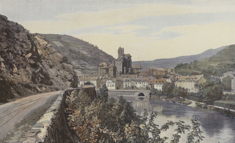 Estaing, widok ogólny, wzięty w górę rzeki Lot autorstwa French Photographer