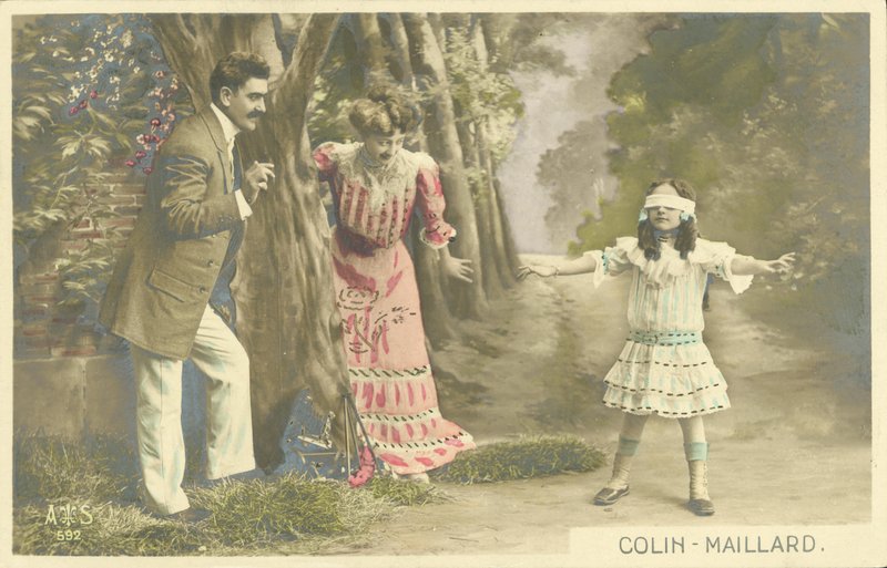 Rodzina grająca w Blind Mans Buff autorstwa French Photographer