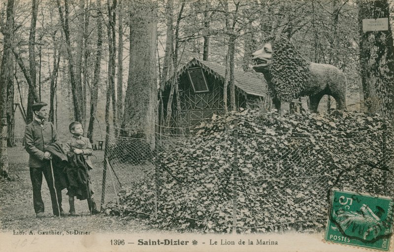 Ojciec i syn patrzący na rzeźbę lwa w Saint Dizier. Pocztówka wysłana w 1913 r. Wydana przez Bibliotekę A Gauthier. autorstwa French Photographer