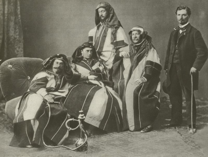 Ferdinand De Lesseps (drugi od prawej) przy pracy nad Kanałem Sueskim (zdjęcie czarno-białe) autorstwa French Photographer