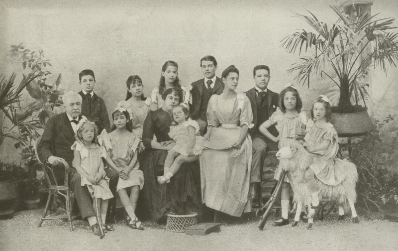 Ferdinand De Lesseps, z żoną i dziećmi (zdjęcie czarno-białe) autorstwa French Photographer