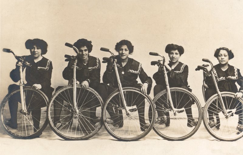 Pięć dziewczyn, prawdopodobnie Francuzek, z rowerami (zdjęcie czarno-białe) autorstwa French Photographer