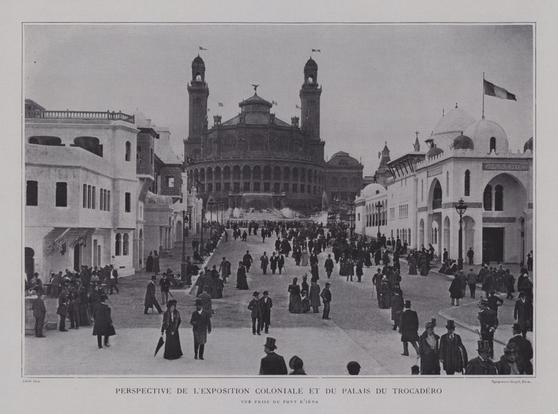 Francuskie pawilony kolonialne i Palais du Trocadero widziane z mostu Pont d