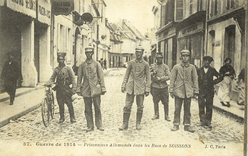 Niemieccy więźniowie na ulicach Soissons, Francja, I wojna światowa (zdjęcie czarno-białe) autorstwa French Photographer