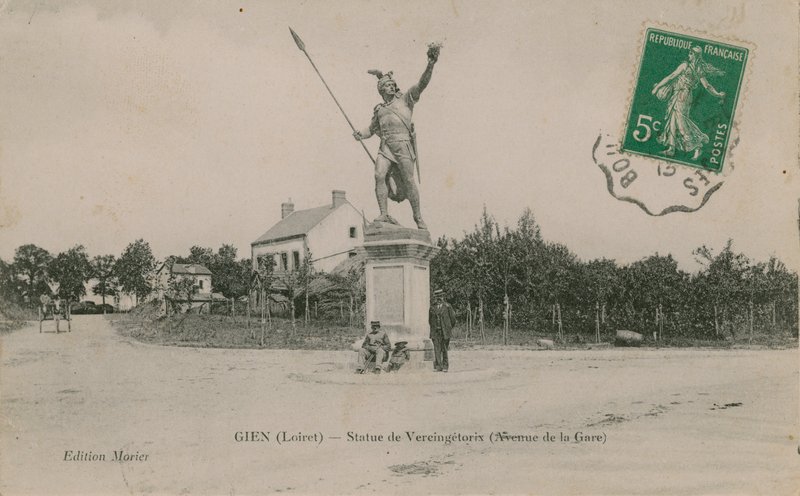 Gien (Loiret), Statua Wercyngetoryksa. Pocztówka wysłana w 1913 roku. autorstwa French Photographer