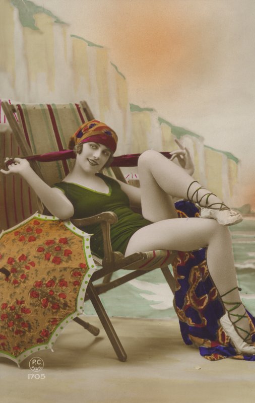 Dziewczyna na leżaku (kolorowe zdjęcie) autorstwa French Photographer