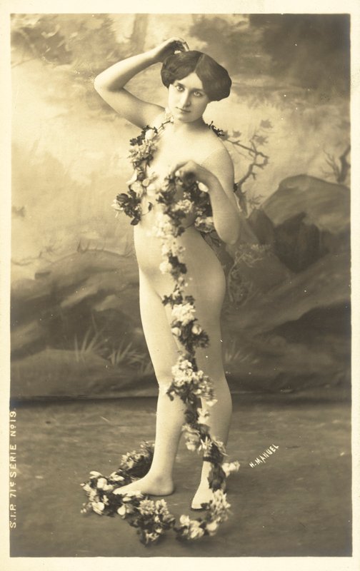 Dziewczyna w pończochach trzymająca wianek z kwiatów autorstwa French Photographer